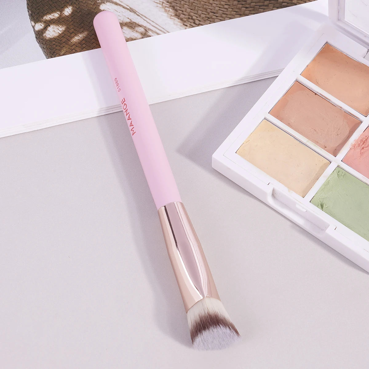 Under Eye Triangle Foundation Brush